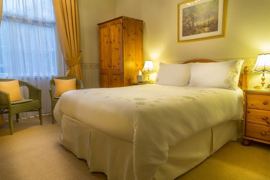 Balincourt Hotell Bournemouth Exteriör bild A bedroom at the hotel