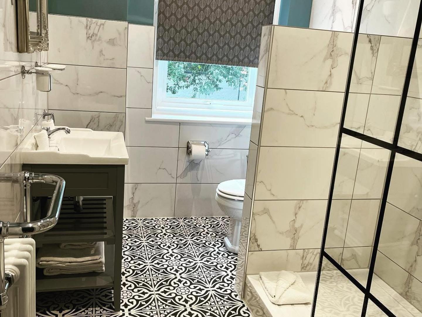 Balincourt Hotell Bournemouth Exteriör bild Bathroom with shower enclosure