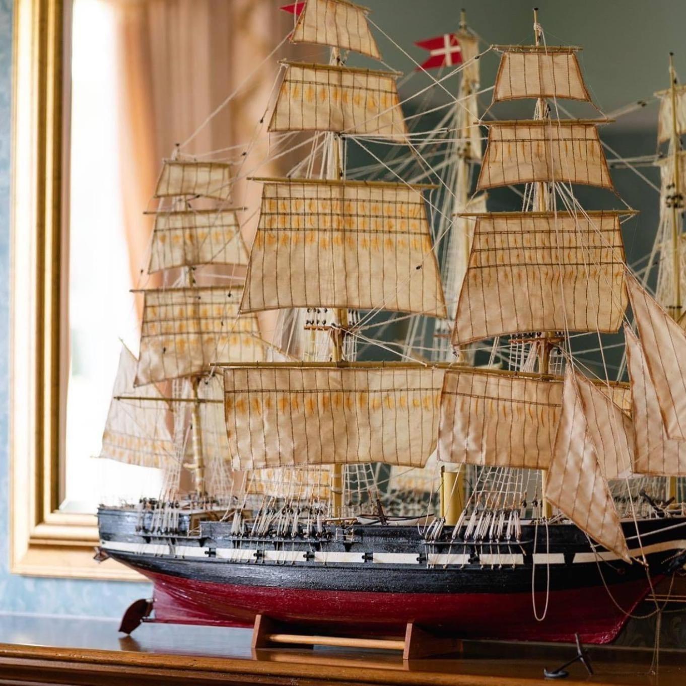 Balincourt Hotell Bournemouth Exteriör bild Model of the clipper Flying Cloud