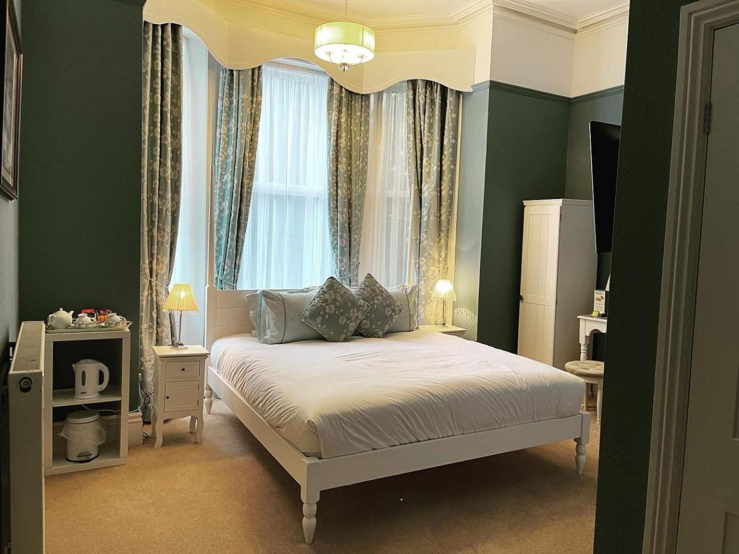Balincourt Hotell Bournemouth Exteriör bild A bedroom at the hotel