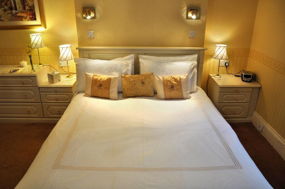 Balincourt Hotell Bournemouth Exteriör bild A bed with a duvet