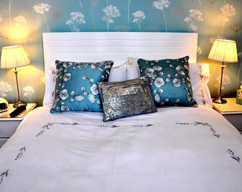Balincourt Hotell Bournemouth Rum bild A bed with cushions