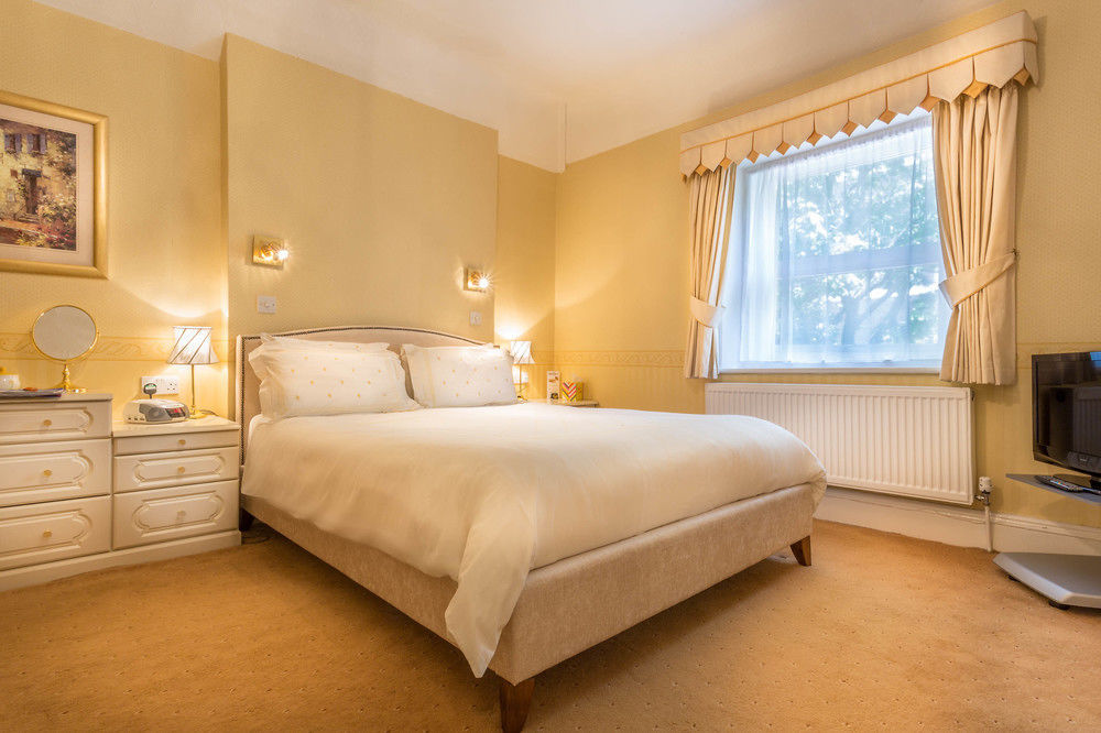 Balincourt Hotell Bournemouth Exteriör bild A bedroom at the hotel