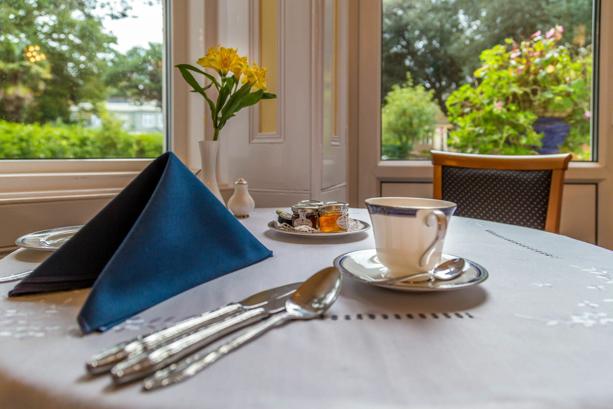 Balincourt Hotell Bournemouth Exteriör bild A table set for afternoon tea
